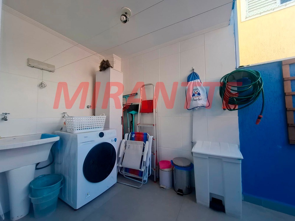 Cond. fechado de 185m² com 3 quartos em Água Fria