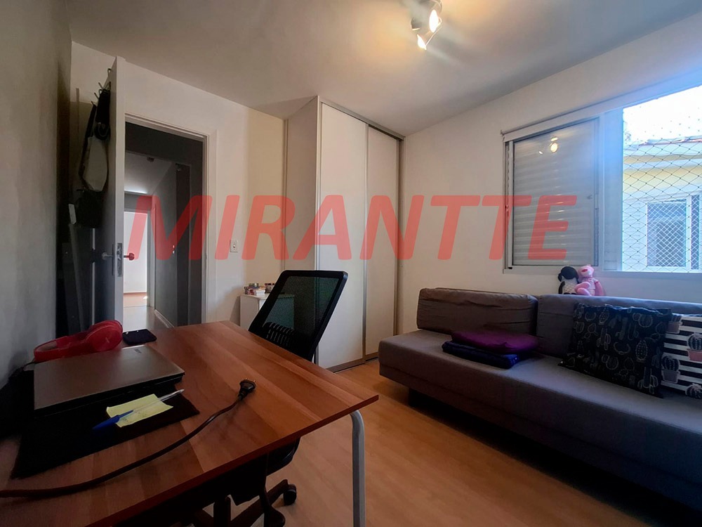 Cond. fechado de 185m² com 3 quartos em Água Fria