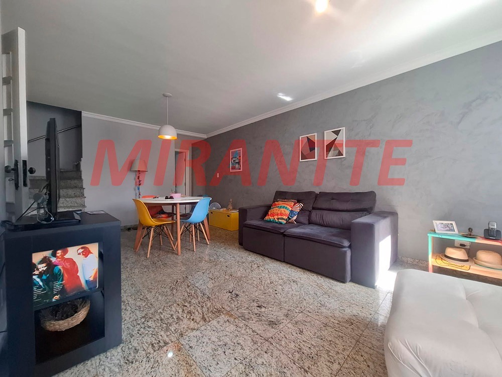 Cond. fechado de 185m² com 3 quartos em Água Fria