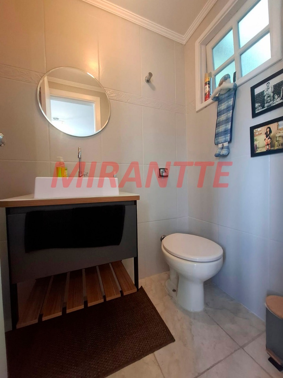 Cond. fechado de 185m² com 3 quartos em Água Fria