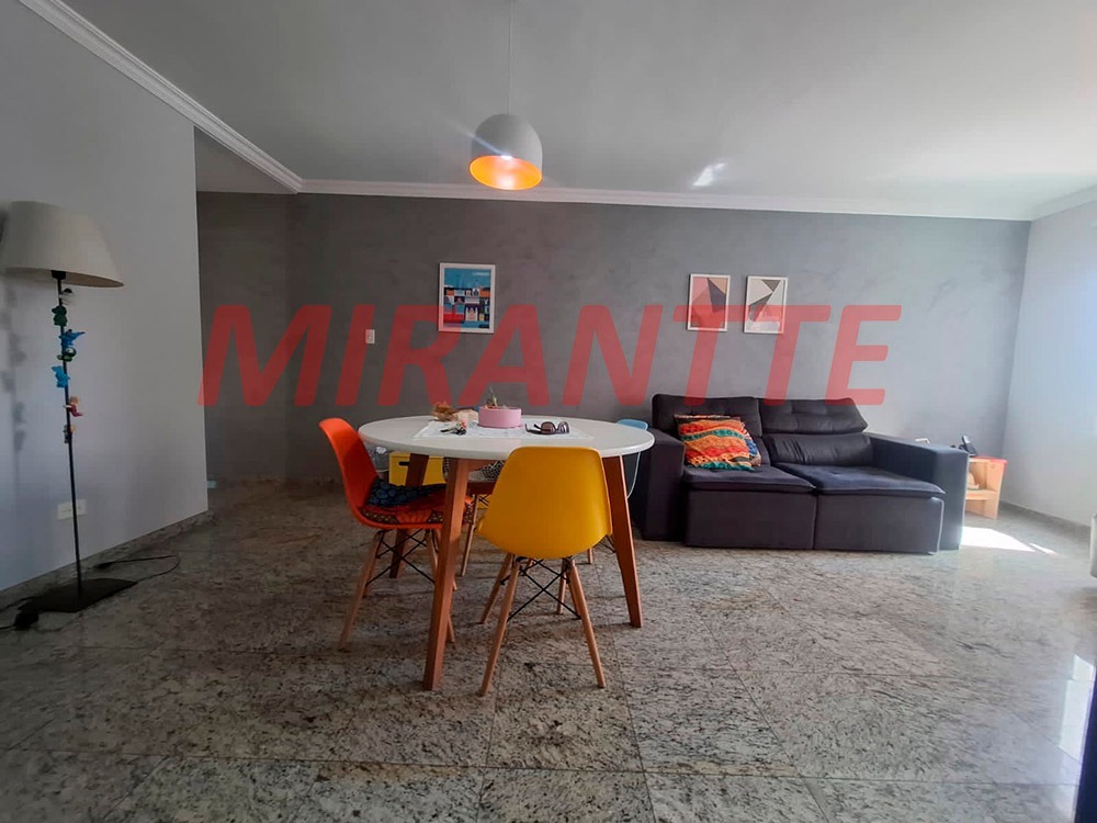 Cond. fechado de 185m² com 3 quartos em Água Fria