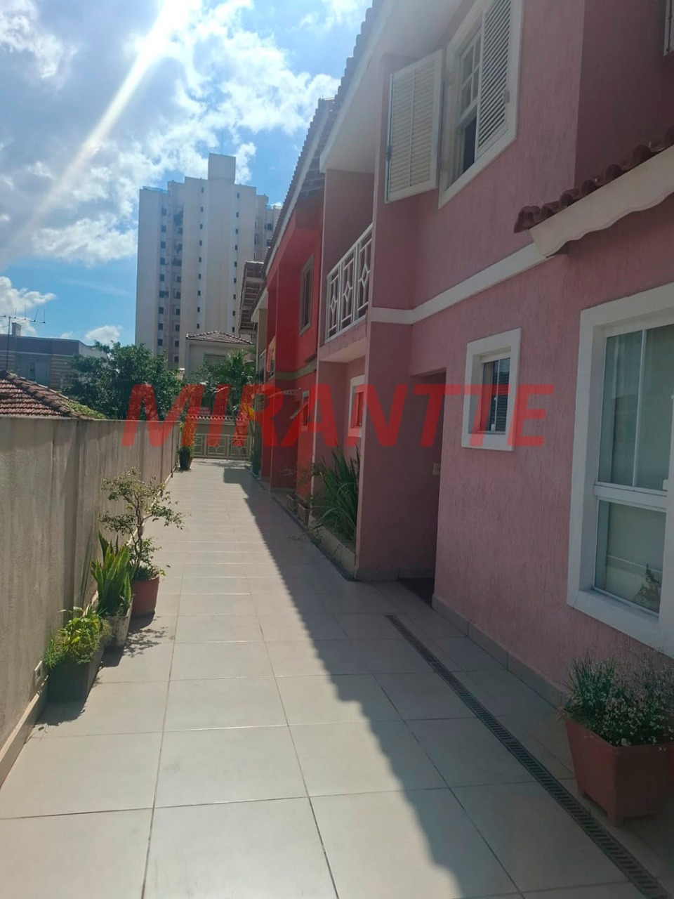 Cond. fechado de 185m² com 3 quartos em Água Fria