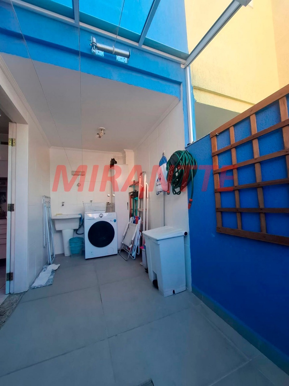 Cond. fechado de 185m² com 3 quartos em Água Fria