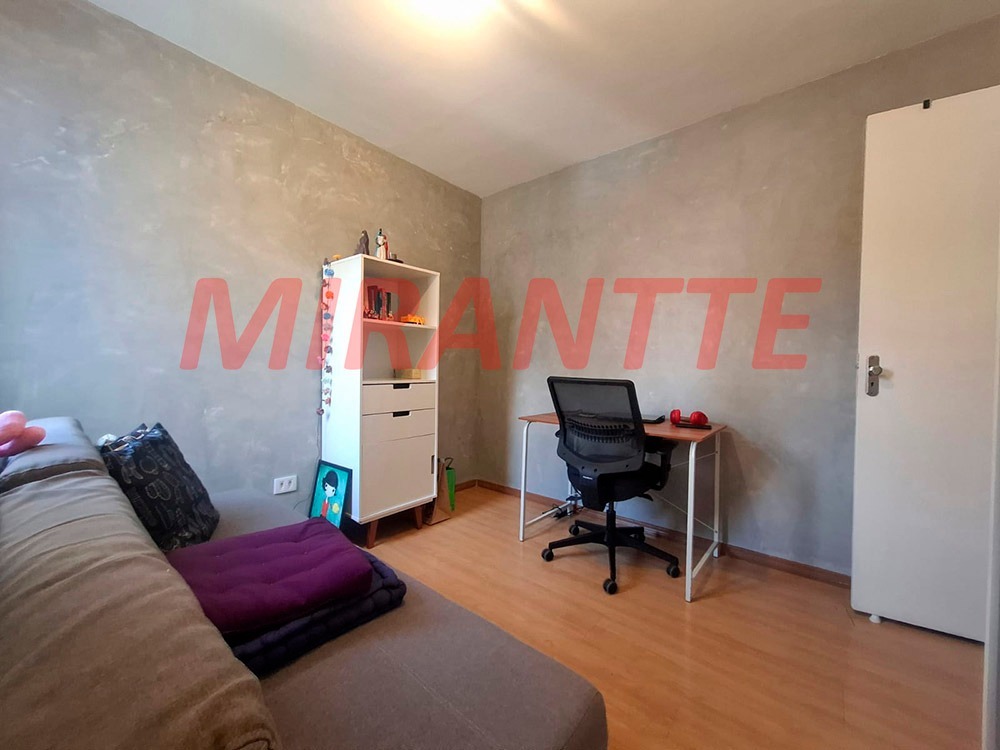 Cond. fechado de 185m² com 3 quartos em Água Fria