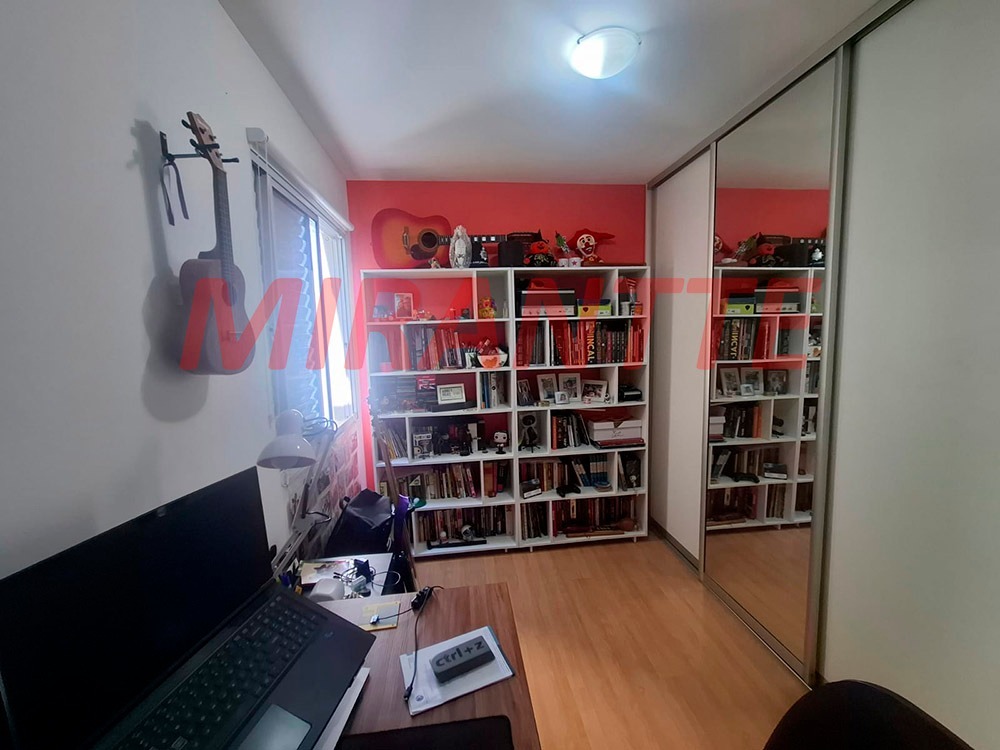 Cond. fechado de 185m² com 3 quartos em Água Fria
