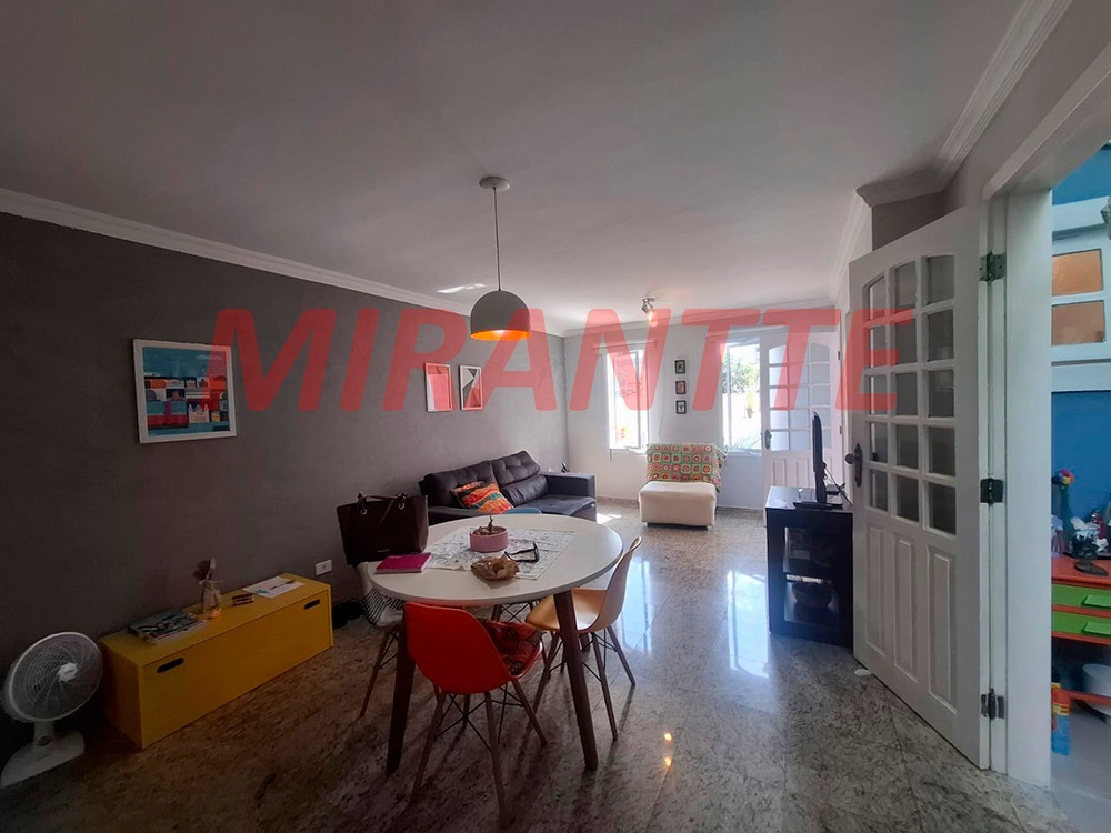 Cond. fechado de 185m² com 3 quartos em Água Fria