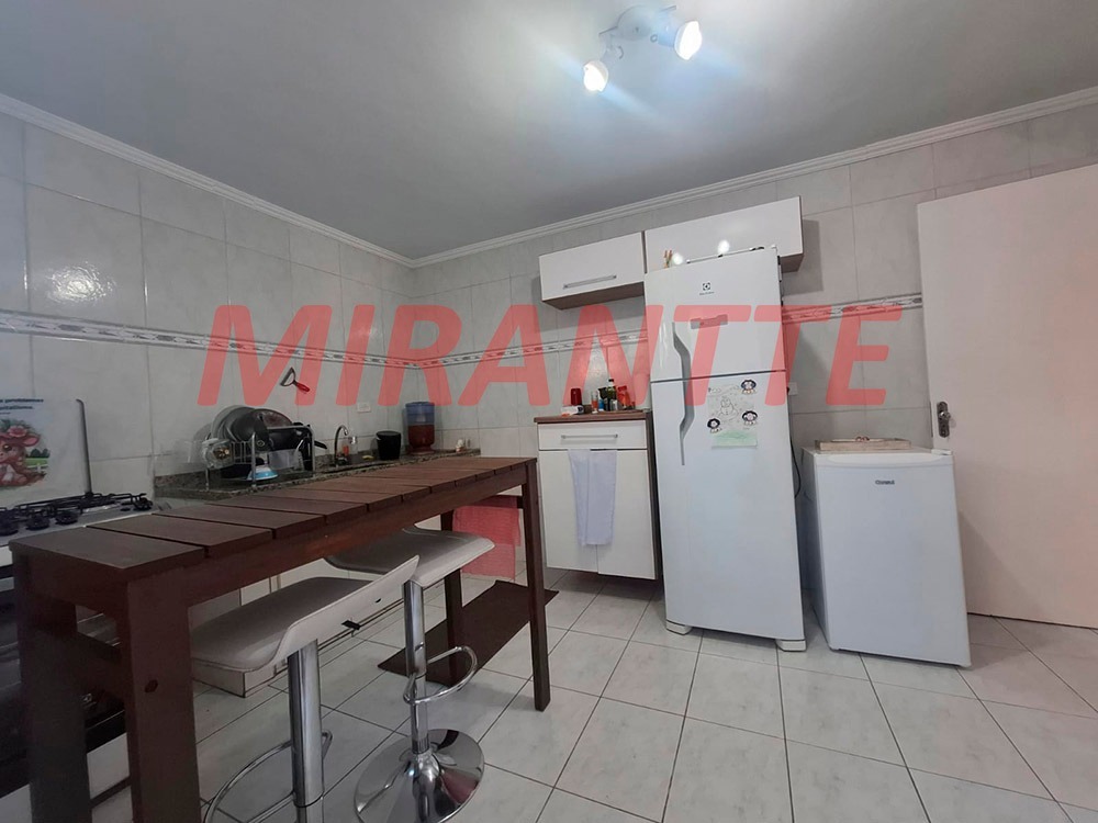 Cond. fechado de 185m² com 3 quartos em Água Fria