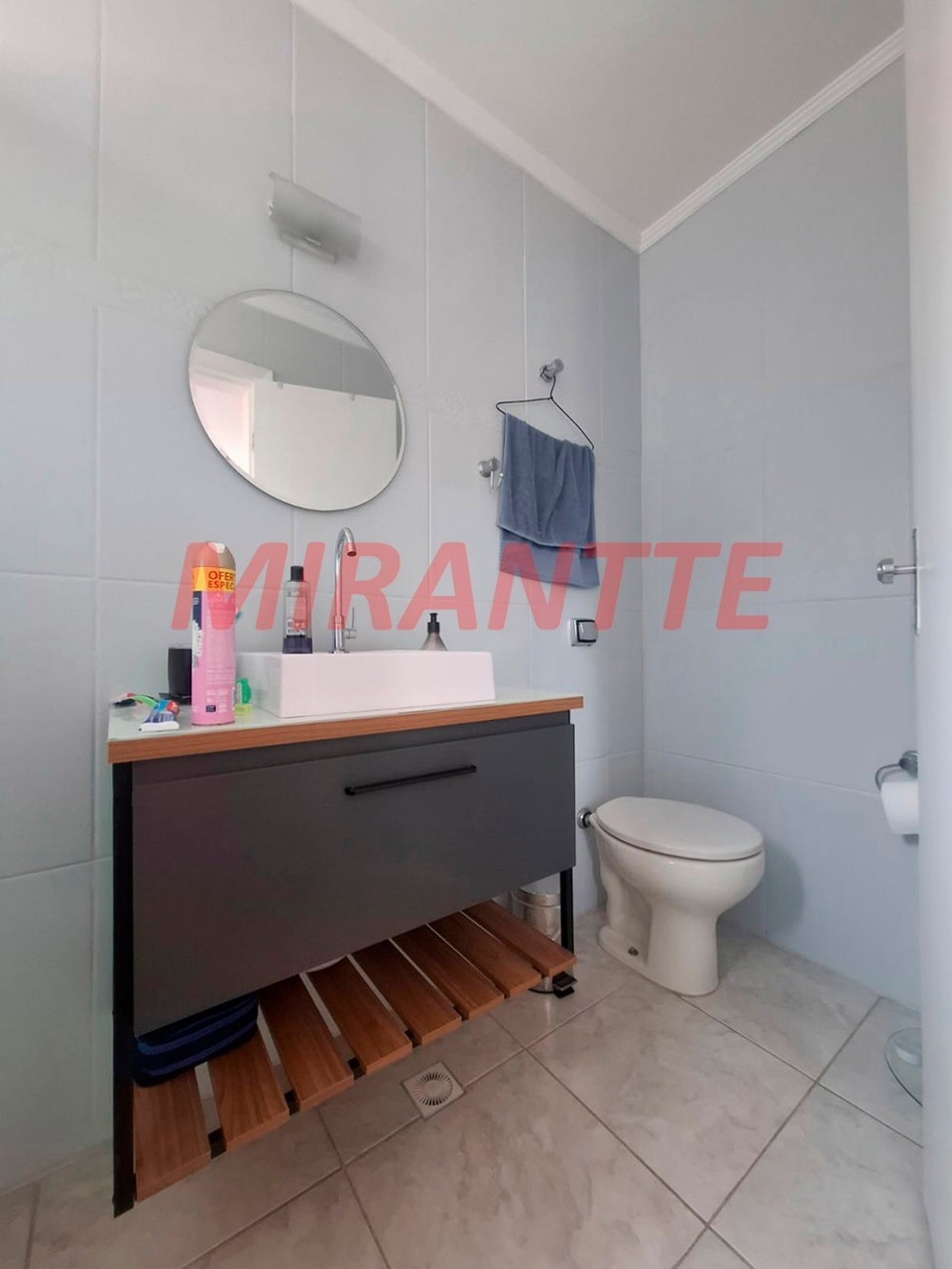 Cond. fechado de 185m² com 3 quartos em Água Fria