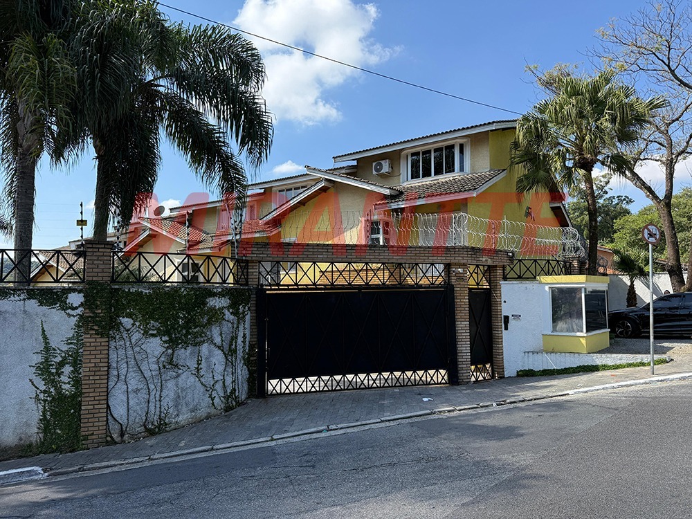 Cond. fechado de 210m² com 3 quartos em Horto