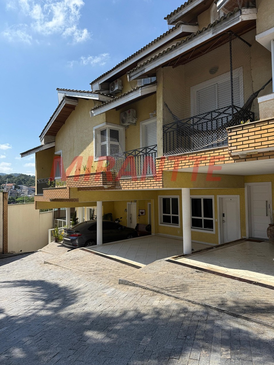 Cond. fechado de 210m² com 3 quartos em Horto