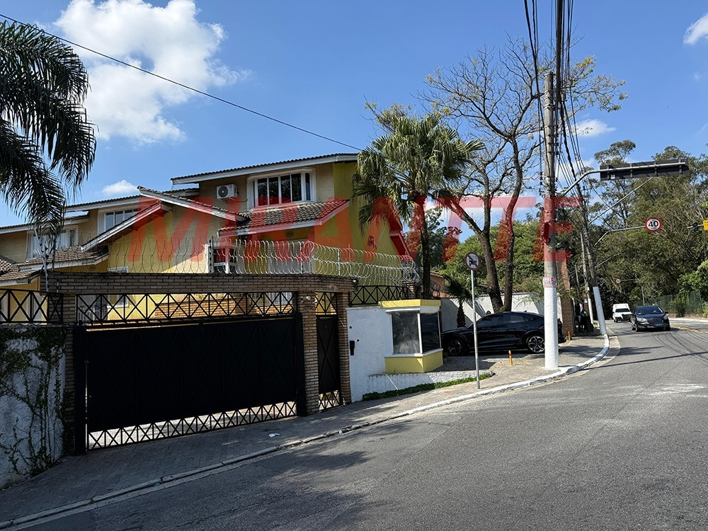 Cond. fechado de 210m² com 3 quartos em Horto