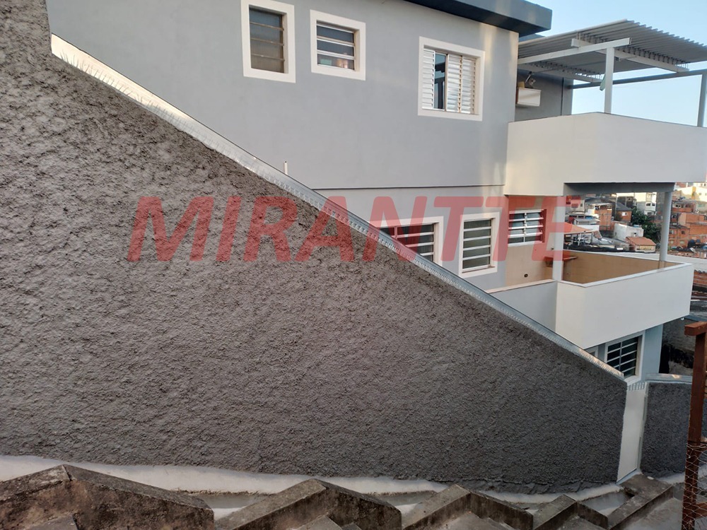 Sobrado de 204m² com 6 quartos em Jardim Fontalis