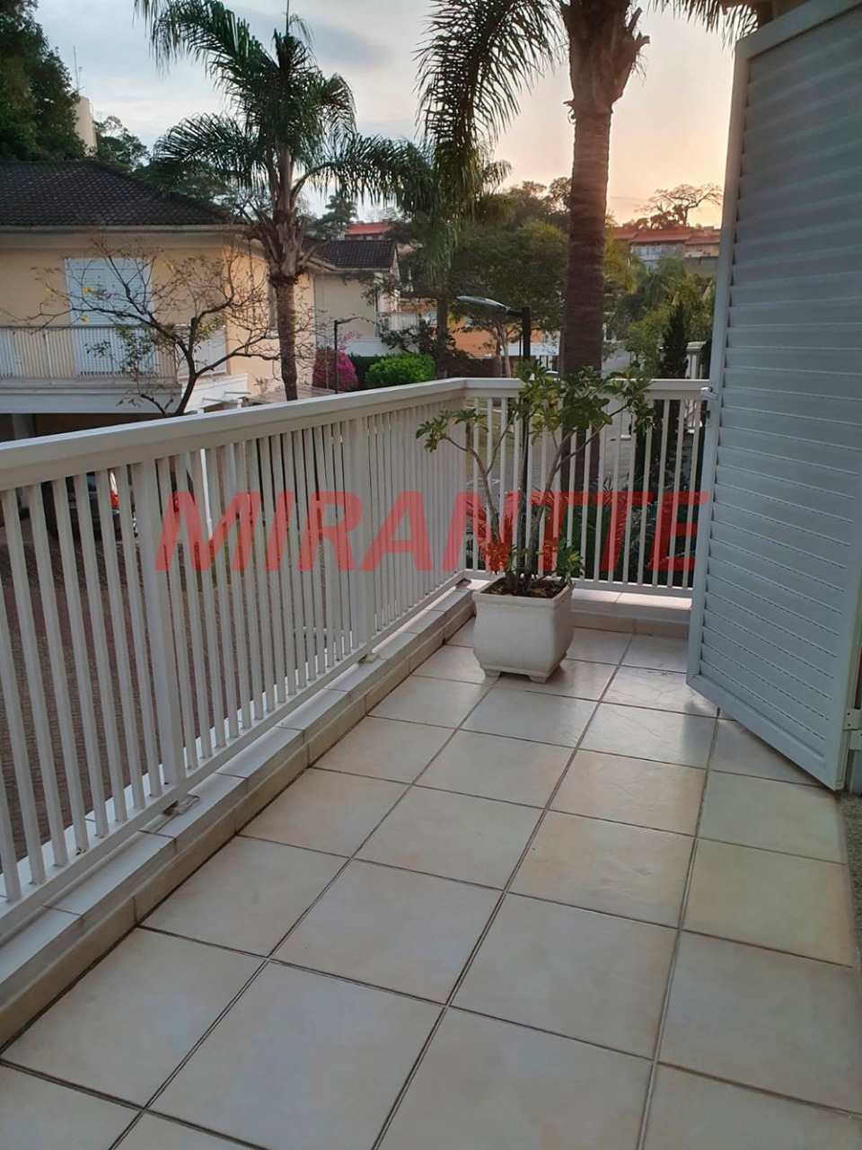 Cond. fechado de 237m² com 3 quartos em Jardim Leonor Mendes De Barros