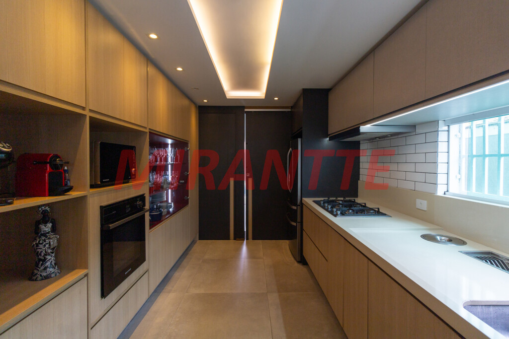 Sobrado de 204m² com 3 quartos em Vila Mazzei
