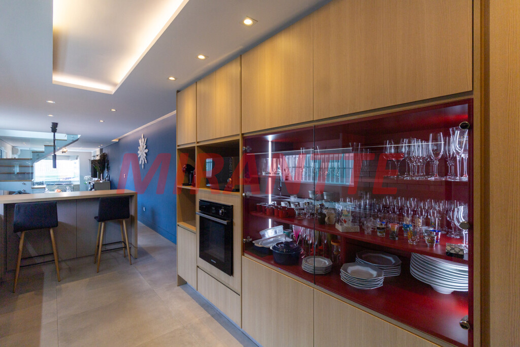 Sobrado de 204m² com 3 quartos em Vila Mazzei