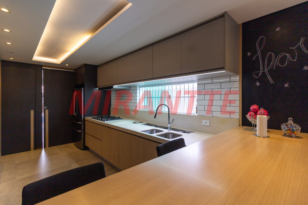 Sobrado de 204m² com 3 quartos em Vila Mazzei