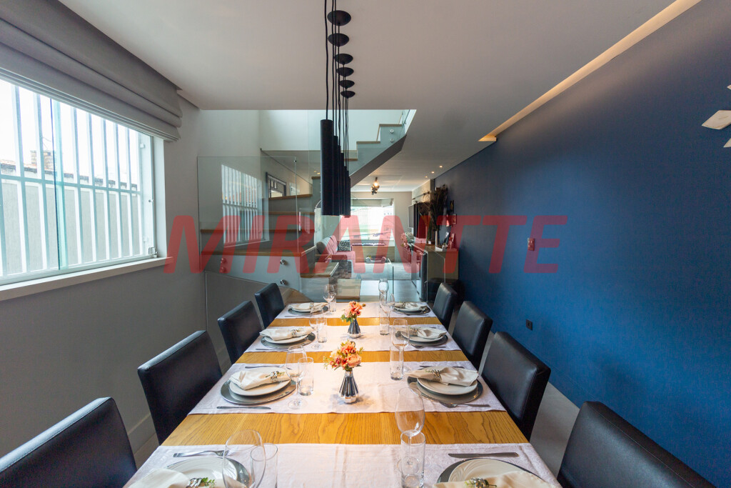 Sobrado de 204m² com 3 quartos em Vila Mazzei
