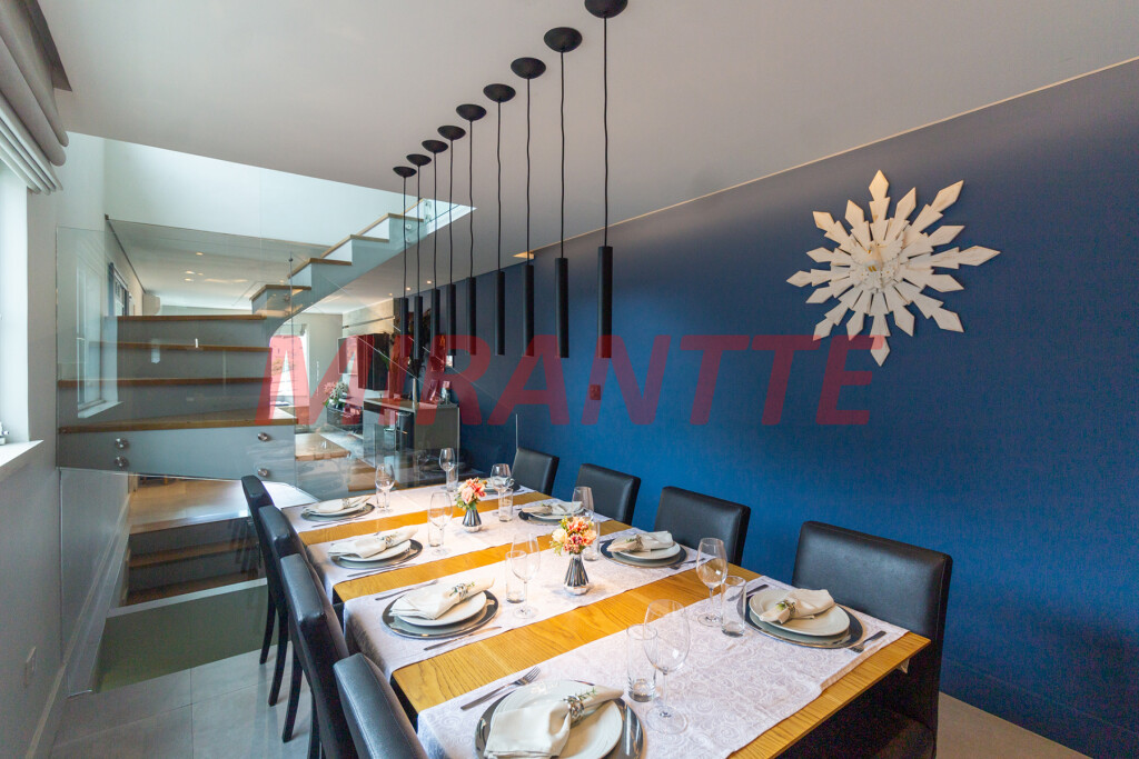 Sobrado de 204m² com 3 quartos em Vila Mazzei