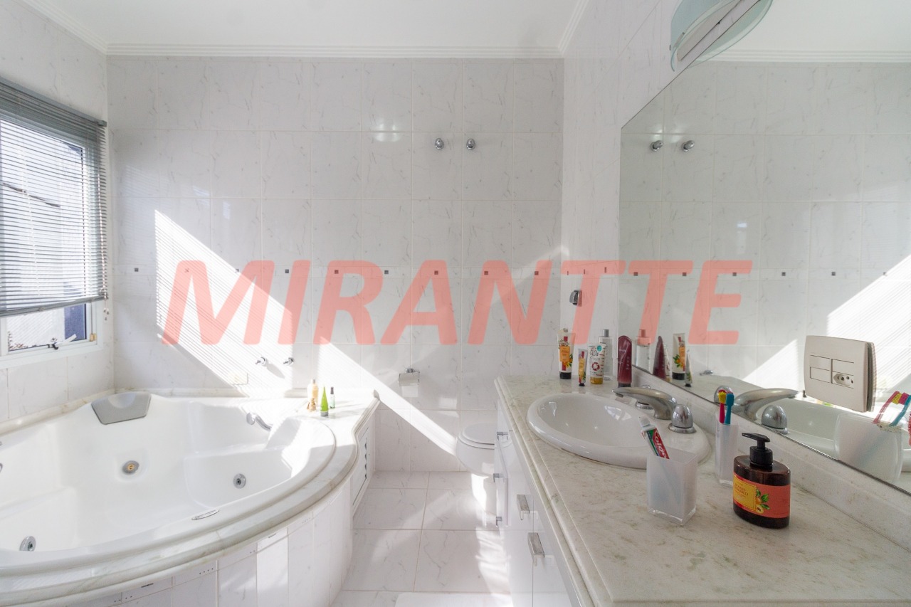 Sobrado de 321m² com 4 quartos em Santa Teresinha