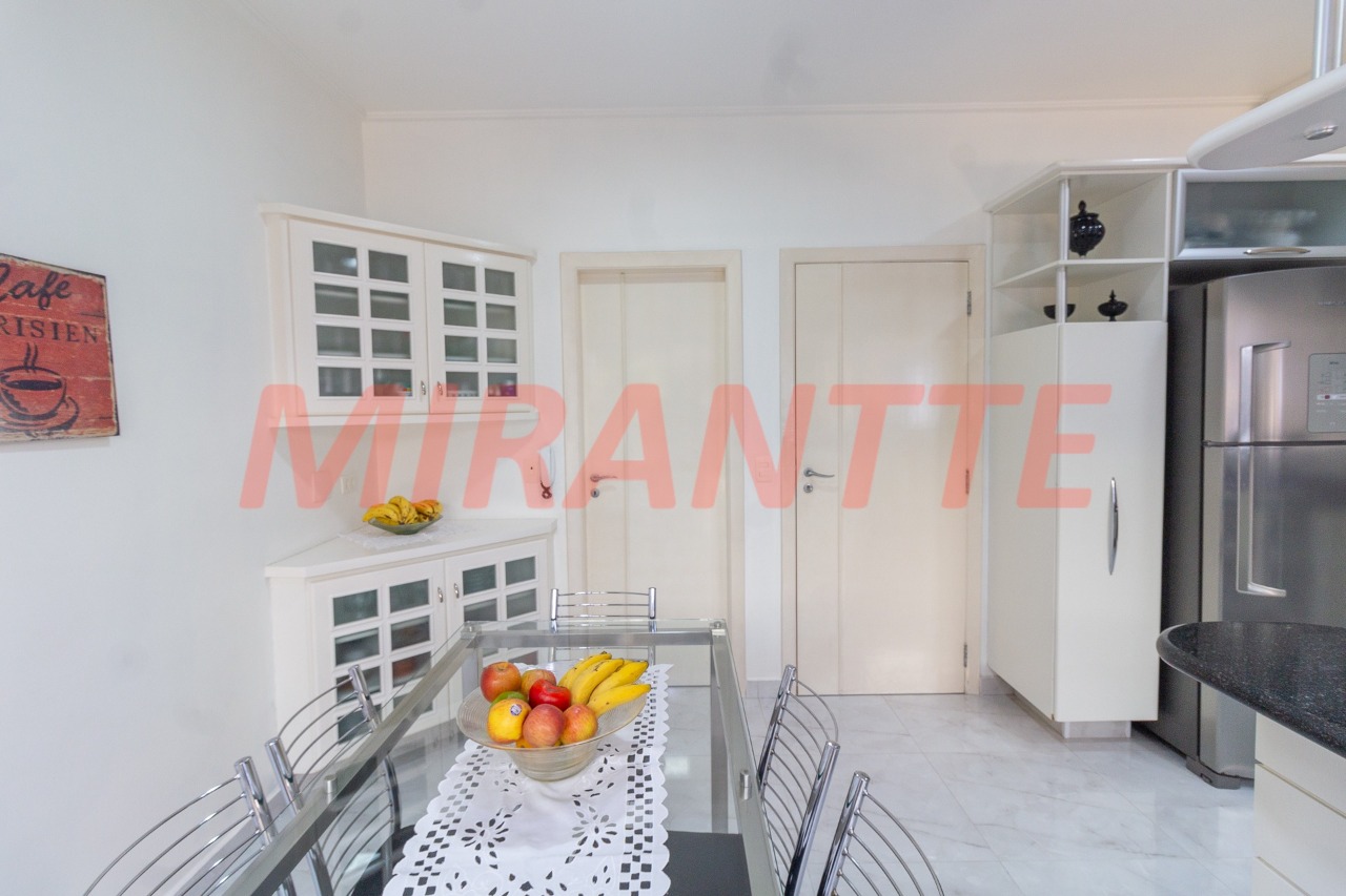 Sobrado de 321m² com 4 quartos em Santa Teresinha
