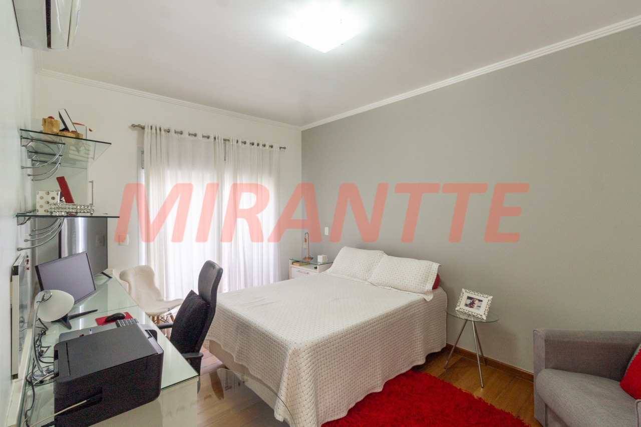Sobrado de 321m² com 4 quartos em Santa Teresinha
