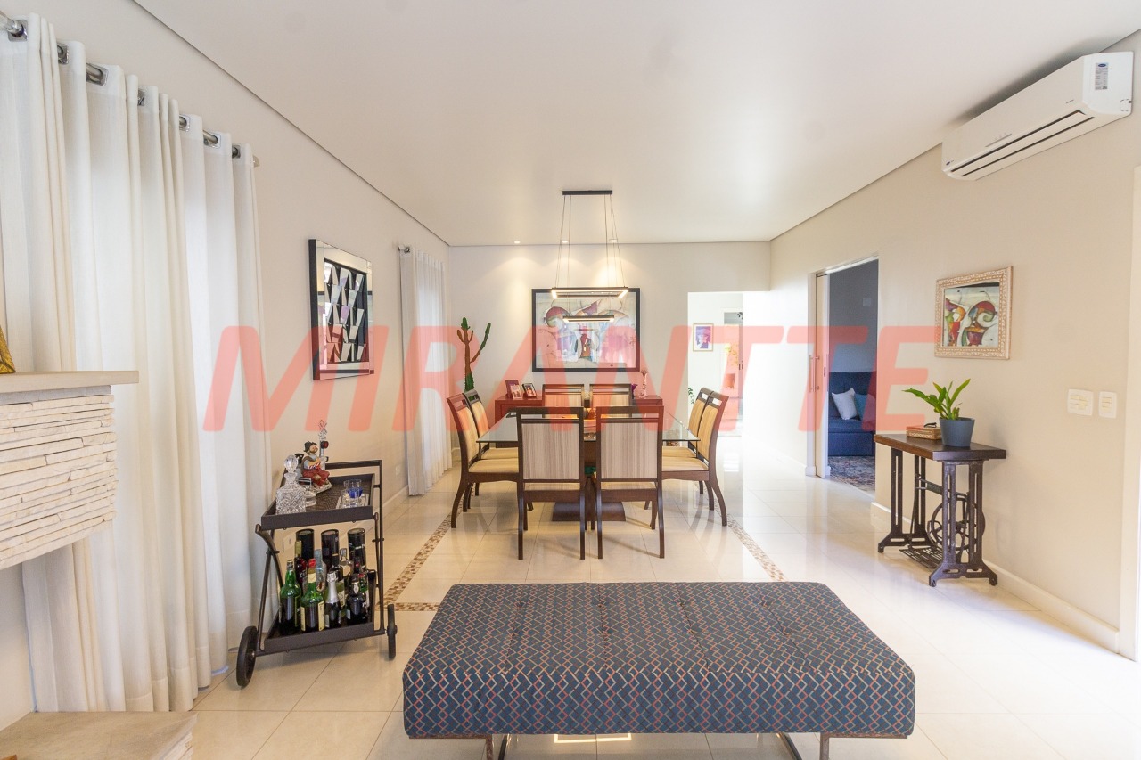 Sobrado de 321m² com 4 quartos em Santa Teresinha