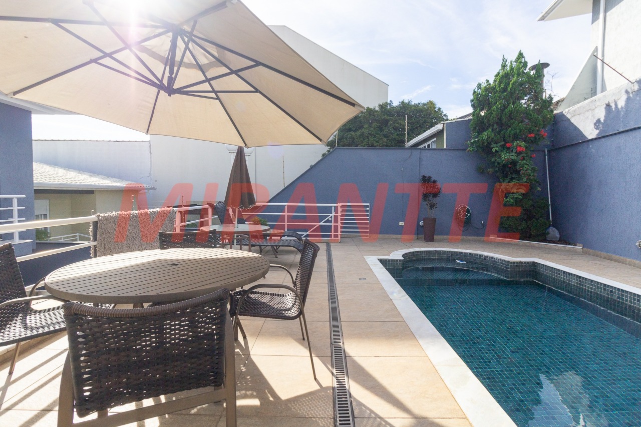 Sobrado de 321m² com 4 quartos em Santa Teresinha