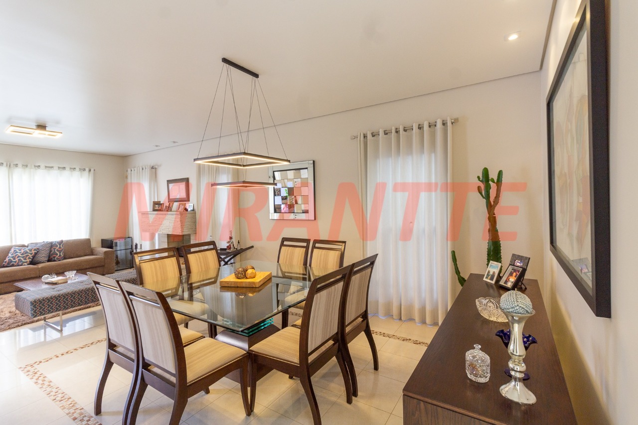 Sobrado de 321m² com 4 quartos em Santa Teresinha