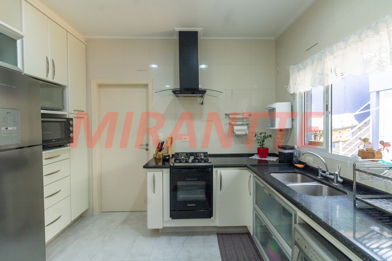 Sobrado de 321m² com 4 quartos em Santa Teresinha