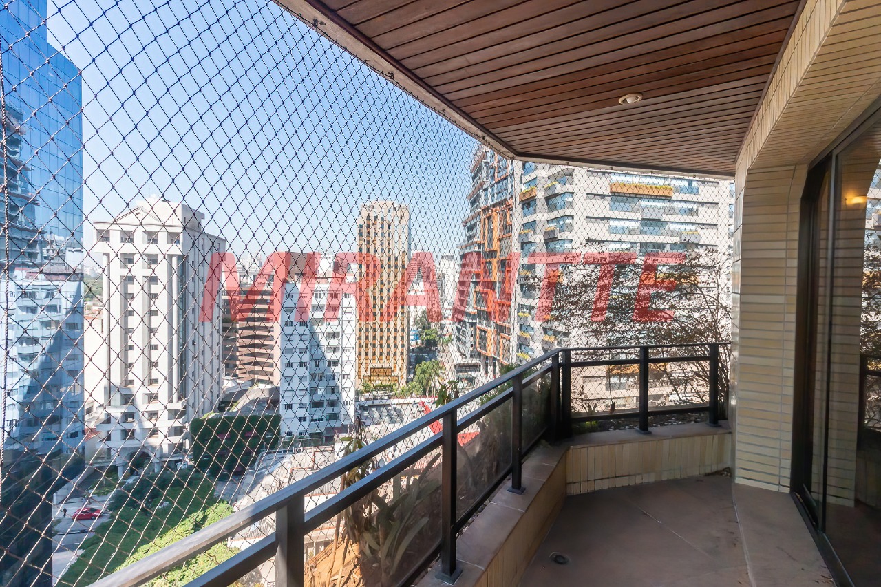 Apartamento de 240m² com 3 quartos em Itaim Bibi