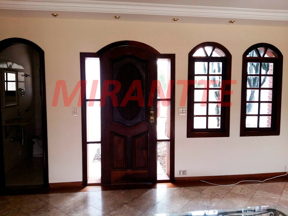 Sobrado de 420m² com 9 quartos em Vila Nivi