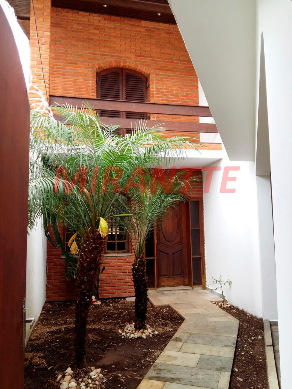 Sobrado de 420m² com 9 quartos em Vila Nivi