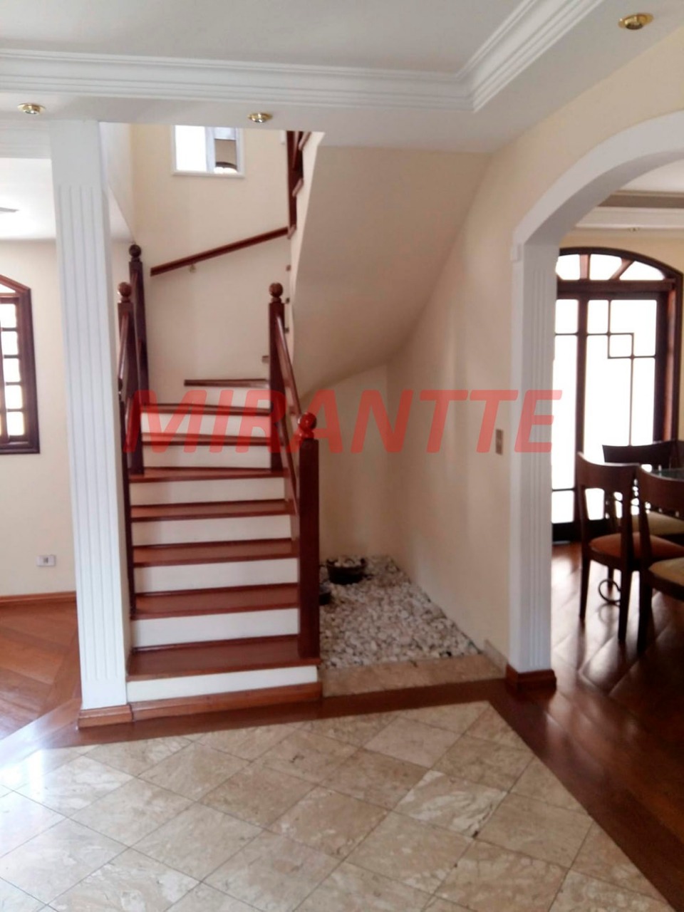 Sobrado de 420m² com 9 quartos em Vila Nivi