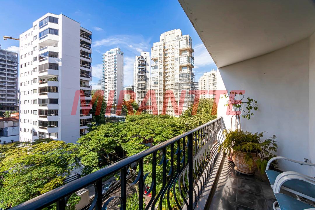 Apartamento de 293m² com 4 quartos em Moema