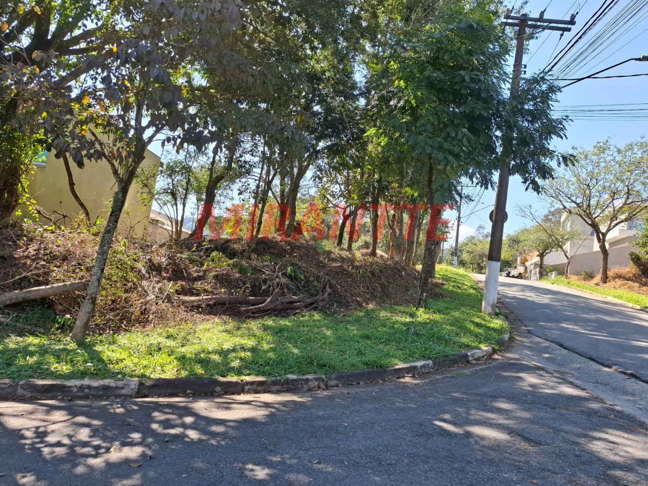 Terreno de 1398m² em Jardim Peri
