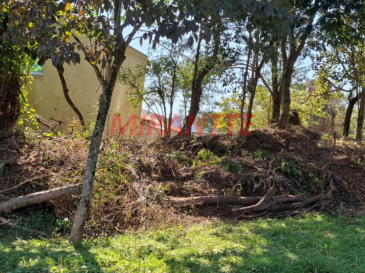 Terreno de 1398m² em Jardim Peri