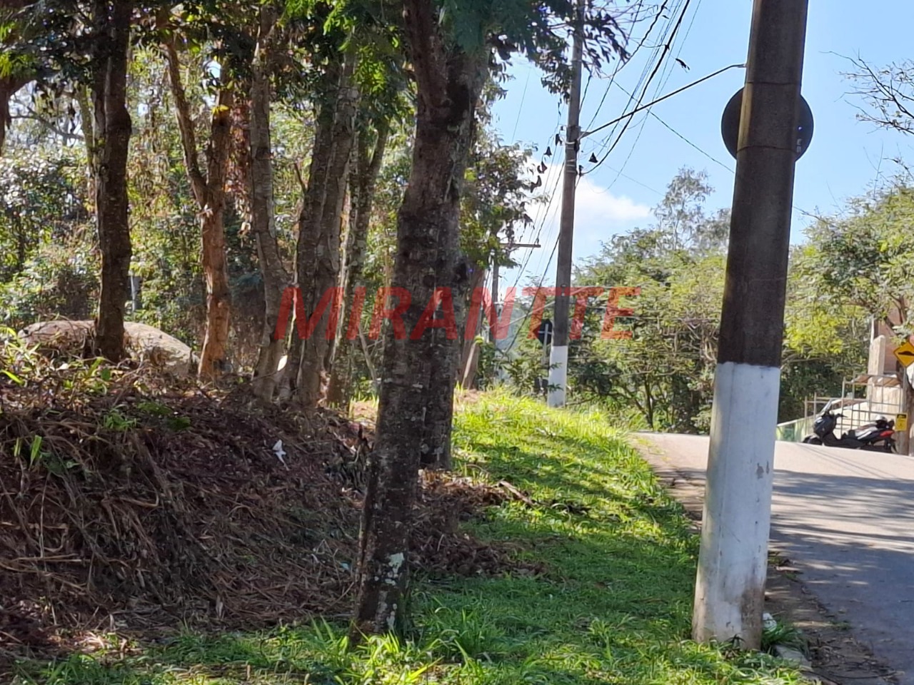 Terreno de 1398m² em Jardim Peri