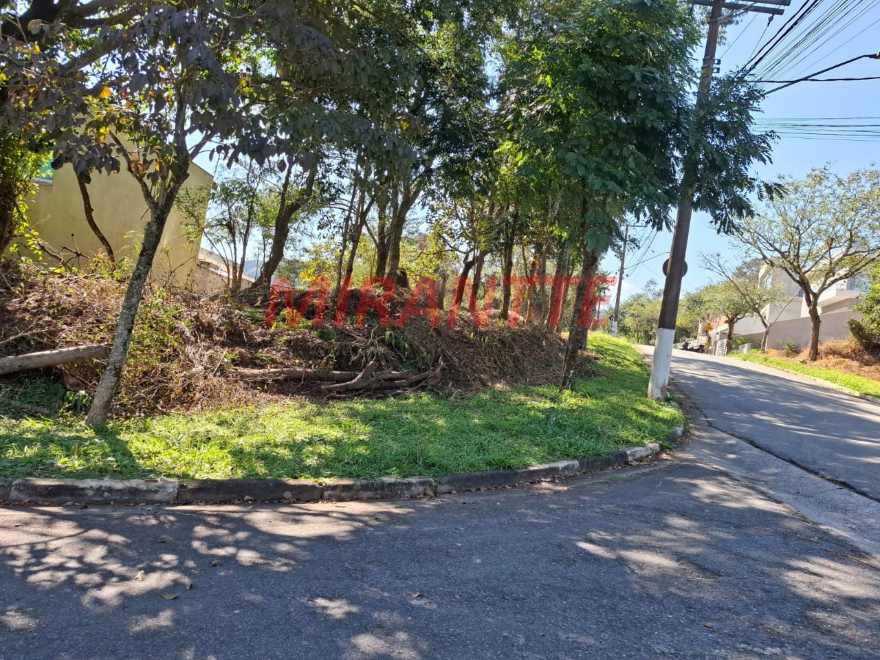 Terreno de 1398m² em Jardim Peri