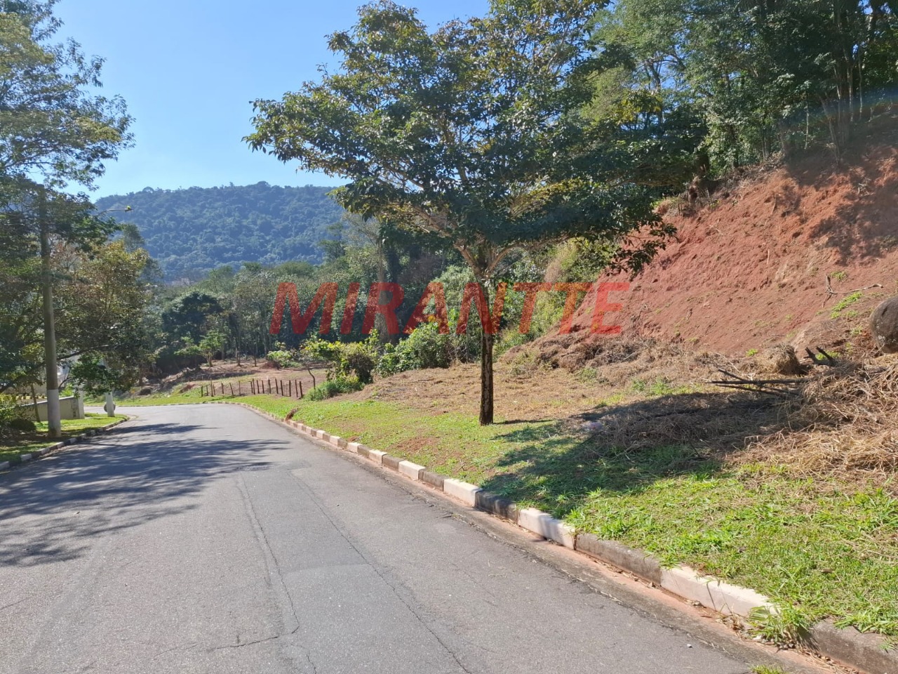 Terreno de 715m² em Jardim Peri