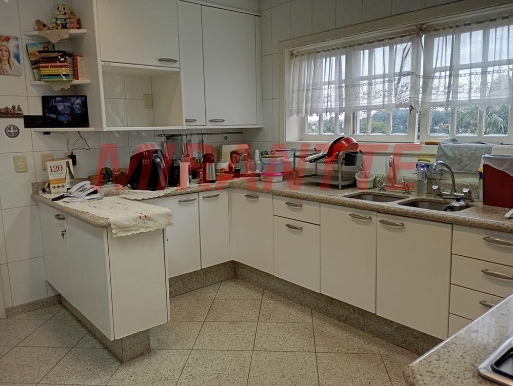 Sobrado de 332m² com 8 quartos em Tremembe