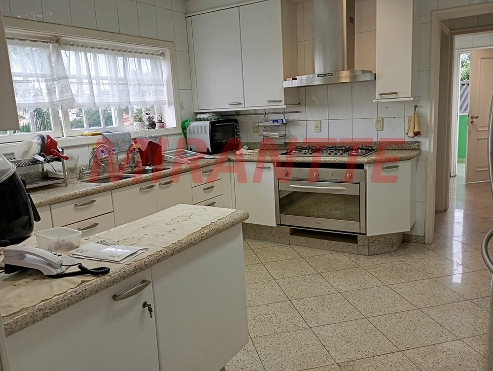 Sobrado de 332m² com 8 quartos em Tremembe
