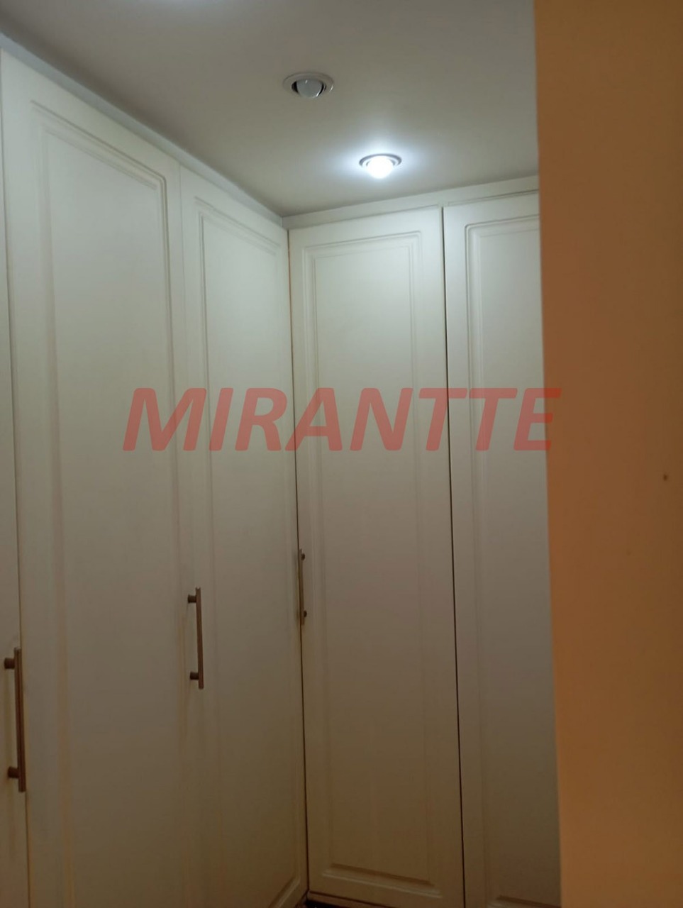 Sobrado de 332m² com 8 quartos em Tremembe