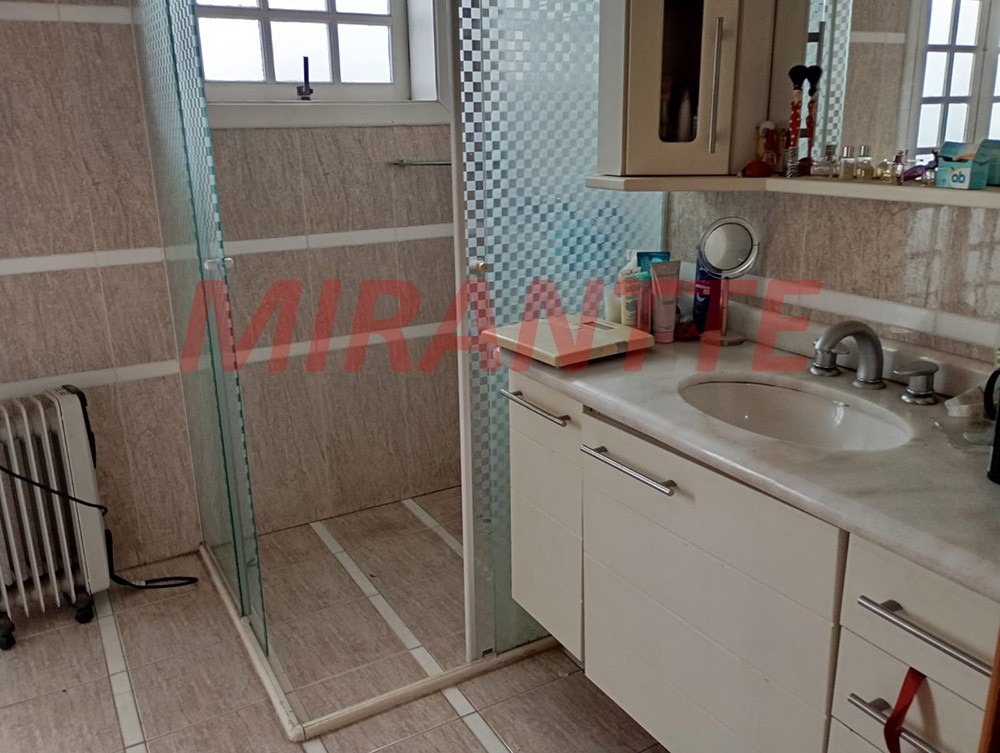 Sobrado de 332m² com 8 quartos em Tremembe
