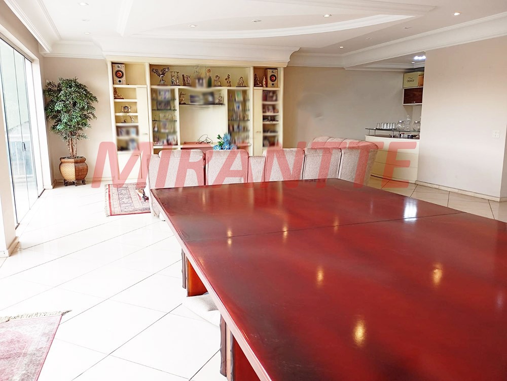 Sobrado de 332m² com 8 quartos em Tremembe