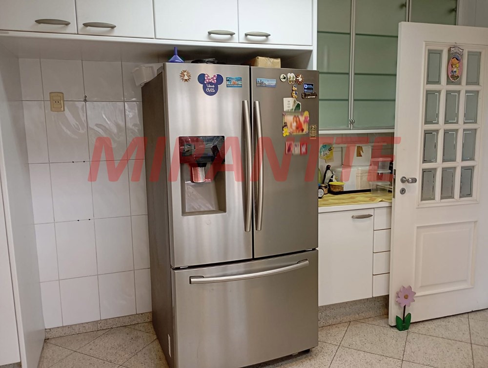 Sobrado de 332m² com 8 quartos em Tremembe