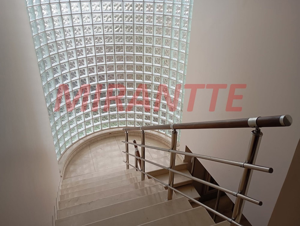 Sobrado de 332m² com 8 quartos em Tremembe