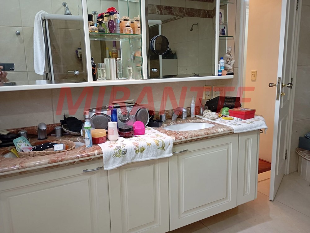 Sobrado de 332m² com 8 quartos em Tremembe