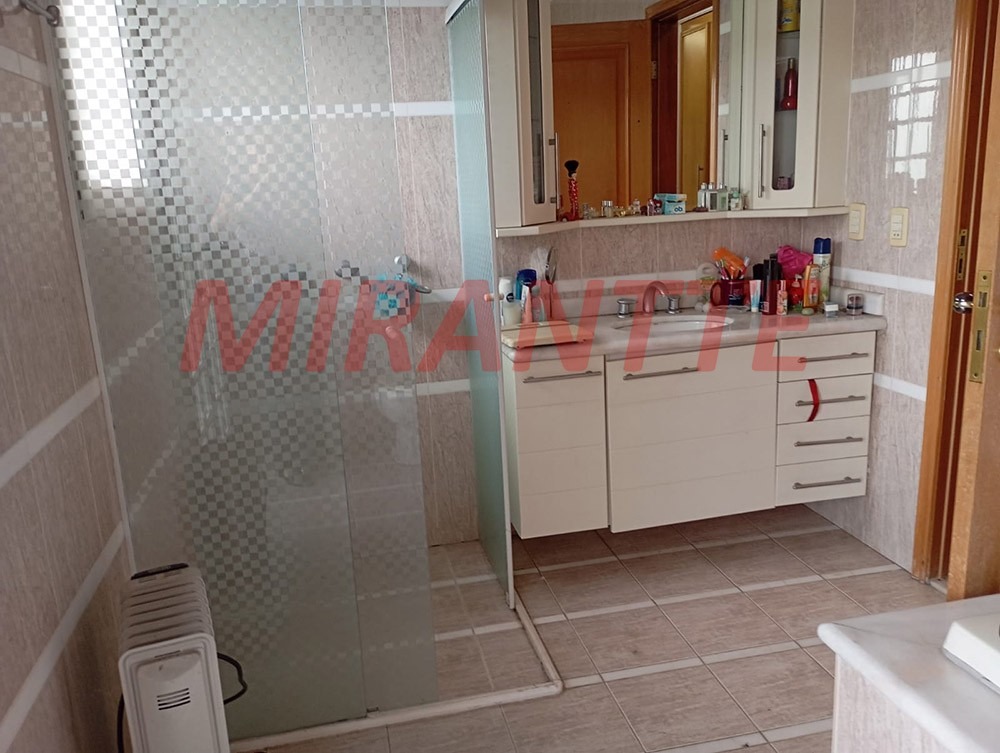 Sobrado de 332m² com 8 quartos em Tremembe
