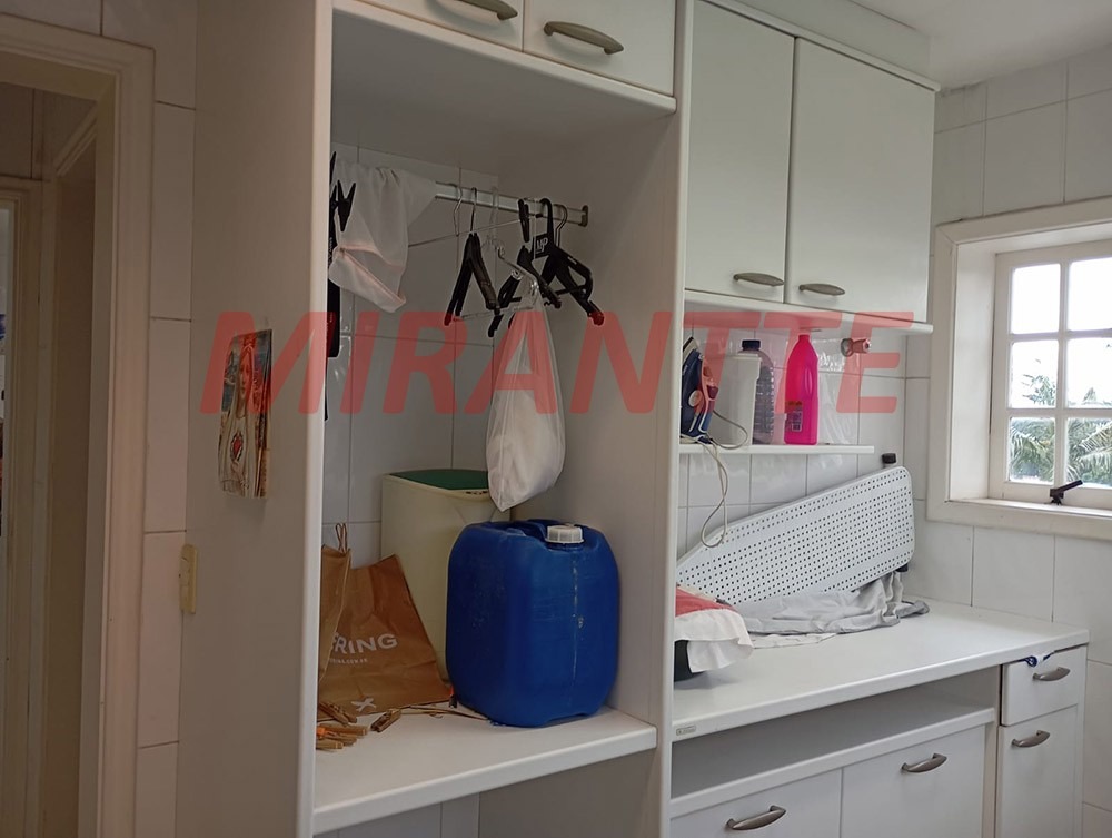 Sobrado de 332m² com 8 quartos em Tremembe