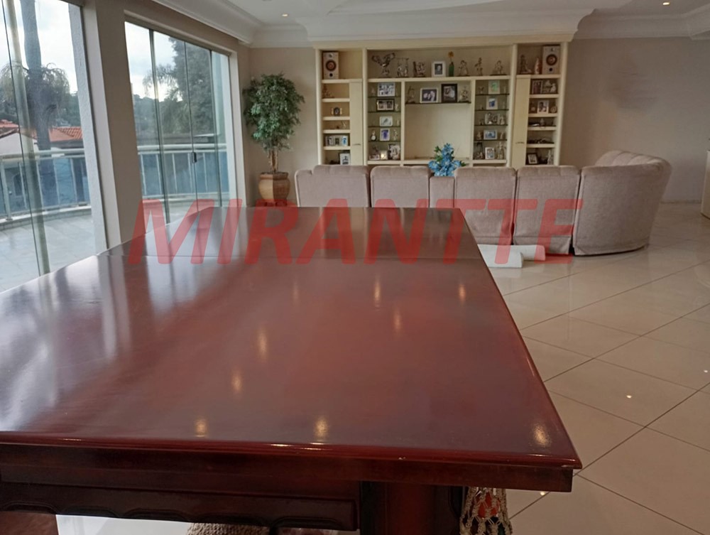 Sobrado de 332m² com 8 quartos em Tremembe